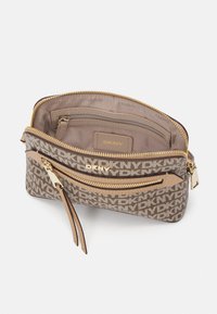 DKNY BRYANT AVE DOME  - Taška cez plece - chino/cappuccino