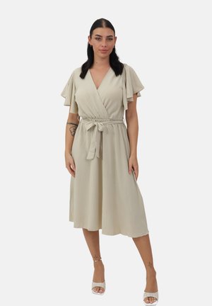 Robe enveloppante beige avec des manches volantées, taille élastique et ceinture à nouer. Fabriquée en tissu léger, atteignant le mi-mollet, avec une texture lisse.