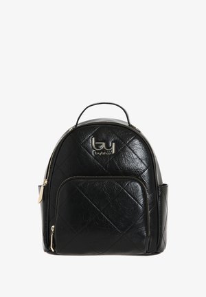 Mochila de imitación cuero negra con patrón acolchado, acentos de hardware dorado, asa superior y bolsillo con cremallera frontal. Forma redondeada y diseño compacto.