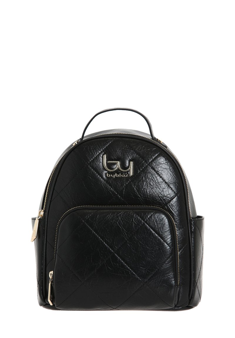 Schwarzer Kunstleder-Rucksack mit gestepptem Muster, goldfarbenen Hardware-Elementen, einem oberen Griff und einer vorderen Reißverschlusstasche. Runde Form und kompaktes Design.