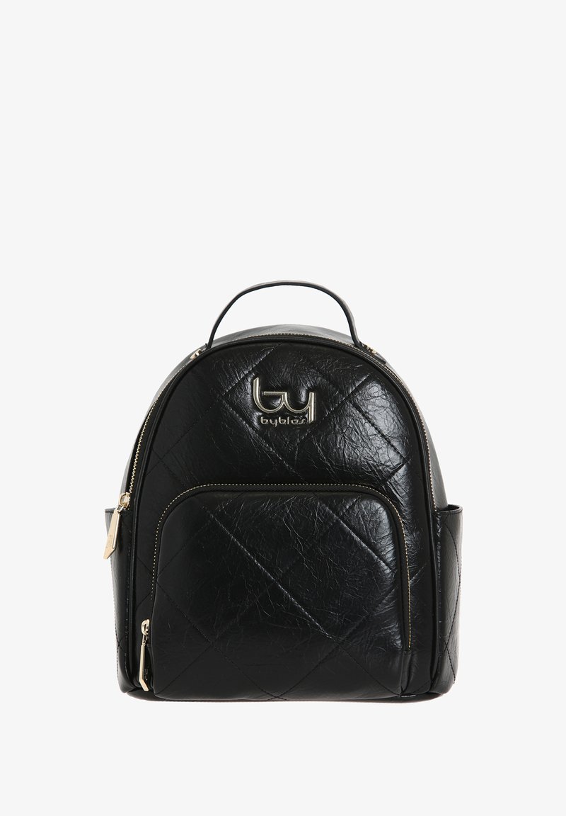 Zaino in similpelle nera con motivo trapuntato, dettagli in metallo dorato, manico superiore e tasca frontale con zip. Forma arrotondata e design compatto.