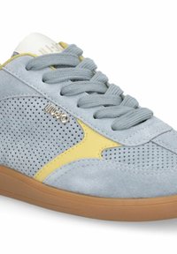 Baskets en daim bleu clair avec côtés perforés, accents jaune moutarde, lacets bleus et semelle en caoutchouc naturel, avec détail du logo sur le côté.