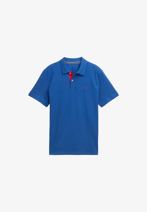 Zils polo krekls no kokvilnas ar īsām piedurknēm, ar sarkanu apkakles akcentu un trīs pogu atloku. Mazs logo kreisajā krūtī.