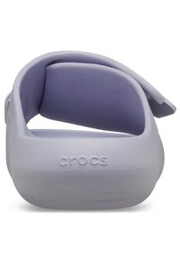 Zuecos de plástico morado con una correa trasera elevada, interior texturizado y exterior suave. Logo grabado en el lateral.