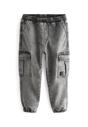 Pantalones cargo grises con cintura elástica, cordón, bolsillos laterales y dos bolsillos en los muslos; tejido ligeramente texturizado con un acabado desgastado.