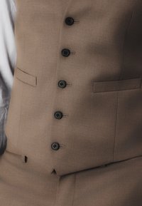 Isaac Dewhirst THE FASHION NOTCH SLIM SUIT - Κοστούμι - dark sand