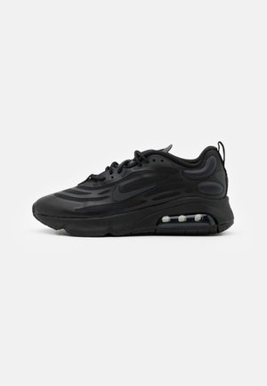 Basket Nike Air Max en noir, avec un revêtement texturé, un design courbé, un amorti visible dans le talon et des lacets pour un ajustement sécurisé.