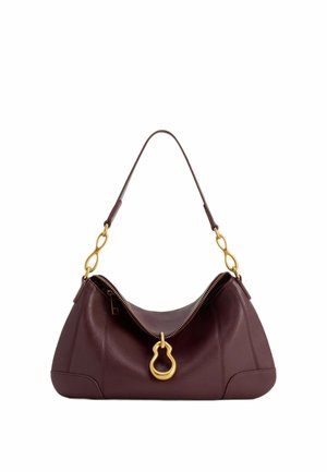 Sac à bandoulière en cuir marron foncé avec des maillons de chaîne dorés sur la sangle et un fermoir décoratif doré central sur la fermeture éclair.