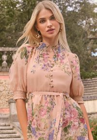 Lipsy PETITE FIT - Vapaa-ajan mekko - pink floral