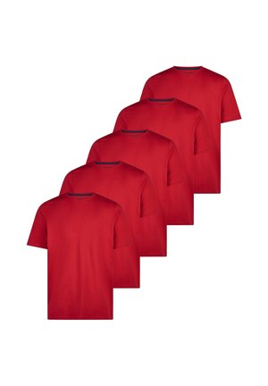 Fem ensfarvede røde T-shirts med korte ærmer og rund hals, stablet diagonalt mod en hvid baggrund.
