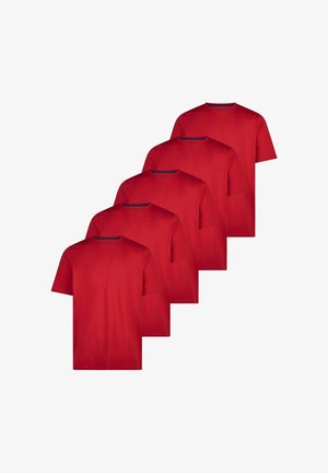 Fem ensfarvede røde T-shirts med korte ærmer og rund hals, stablet diagonalt mod en hvid baggrund.