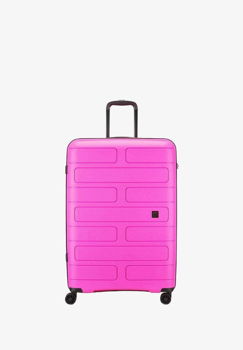Hartschalenkoffer in leuchtendem Pink, mit horizontalen Rillen, einem ausziehbaren Griff und vier schwarzen Rollen für eine einfache Mobilität.