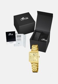 Orologio da polso in metallo dorato con quadrante quadrato, marcatori delle ore minimalisti e bracciale a maglie dorate. Accompagnato da una scatola nera e dal certificato di garanzia.