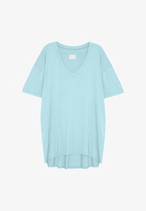 Jasnoniebieska, oversize, t-shirt z dekoltem w serek, z krótkimi rękawami i dłuższym tyłem. Wykonana z miękkiego materiału o gładkiej teksturze.