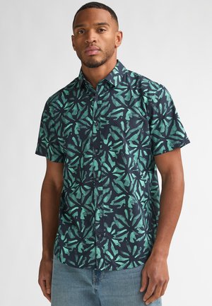 Kurzärmeliges Hemd zum Knöpfen mit einem dunkelblauen Hintergrund und einem grünen botanischen Muster. Aus leichtem Stoff gefertigt, mit klassischem Kragen.