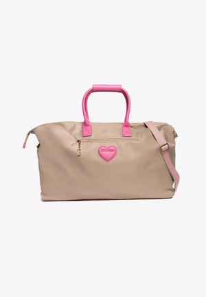 Beige duffelbag met roze accenten, twee handvatten, verstelbare schouderriem, voorzak met rits en hartvormig logo-detail. Soepele textuur.