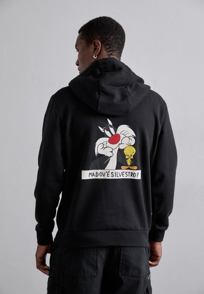 Zwarte hoodie met een kleurrafische afbeelding op de achterkant van de cartoonfiguren Sylvester en Tweety, met daaronder tekst in het wit.