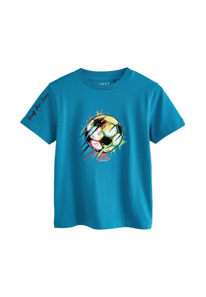 Camisa de algodón turquesa con un gráfico de un balón de fútbol colorido y efectos de salpicadura. El texto en la manga dice "Veinticuatro Siete".