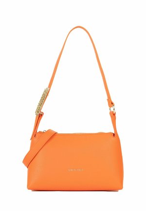 Sac bandoulière en cuir orange Valentino avec détail chaîne dorée et sangle réglable, doté d'une fermeture éclair et d'un logo discret à l'avant.