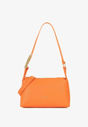 Sac bandoulière en cuir orange Valentino avec détail chaîne dorée et sangle réglable, doté d'une fermeture éclair et d'un logo discret à l'avant.