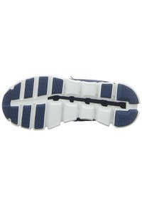 Die Schuhsohle verfügt über ein gemustertes Design mit marineblauen Abschnitten und weißen Gummibereichen. Sie ist strukturiert für verbesserten Halt und Flexibilität.