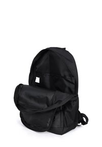 Zwarte rugzak met een gladde nylon buitenkant, een hoofdvak met rits, een mesh zijvak en een opgerolde bovenflap voor sluiting.