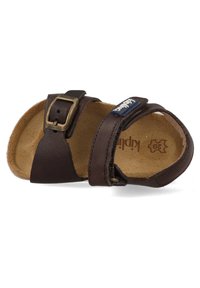 Bruine leren sandaal met twee verstelbare banden, een messing gesp en een kurkenvoetbed. Voorzien van een blauwe logolabel op de band.