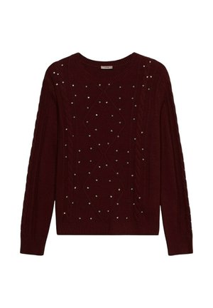 Maglione a maglia bordeaux con motivi a rombi, dettagli a treccia e decorazioni argentate sparse sulla parte anteriore e sulle maniche.
