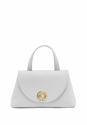 Borsa in pelle bianca con una linguetta curva, dotata di una chiusura circolare dorata e due manici corti per un facile trasporto.
