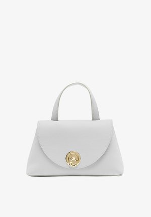 Bolso de mano de cuero blanco con una solapa curvada, cuenta con un cierre circular dorado y dos asas cortas para un fácil transporte.