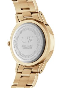 Reloj de acero inoxidable dorado con una parte trasera grabada, que presenta una forma redonda y un diseño de pulsera texturizada. Especificación de resistencia al agua incluida.