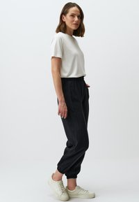 Jimmy Key ELASTIC WAIST NARROW LEG WITH POCKETS - Jogginghose - black