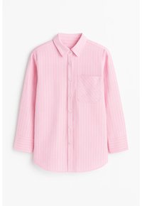 Világos rózsaszín gombos ing fehér függőleges csíkokkal, gallérral, hosszú ujjakkal és egy mellkasi zsebbel, amely ferde csík mintázatú.