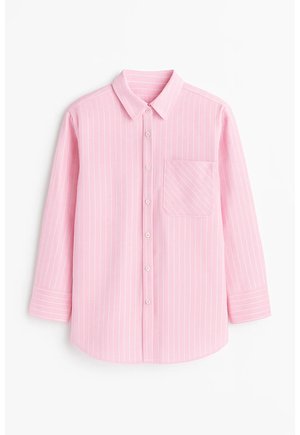 Jasnoróżowa koszula na guziki z białymi pionowymi paskami, kołnierzykiem, długimi rękawami oraz kieszenią na piersi z ukośnym wzorem pasków.
