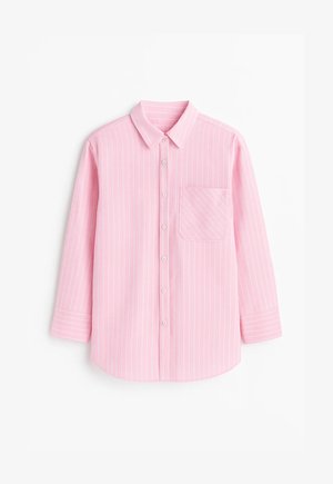 Jasnoróżowa koszula na guziki z białymi pionowymi paskami, kołnierzykiem, długimi rękawami oraz kieszenią na piersi z ukośnym wzorem pasków.