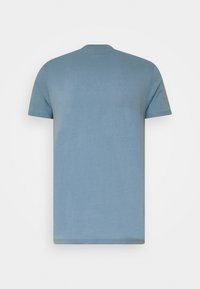 Camiseta de manga corta azul claro hecha de una tela suave, con escote redondo y corte estándar. Diseño simple sin patrones ni acentos.