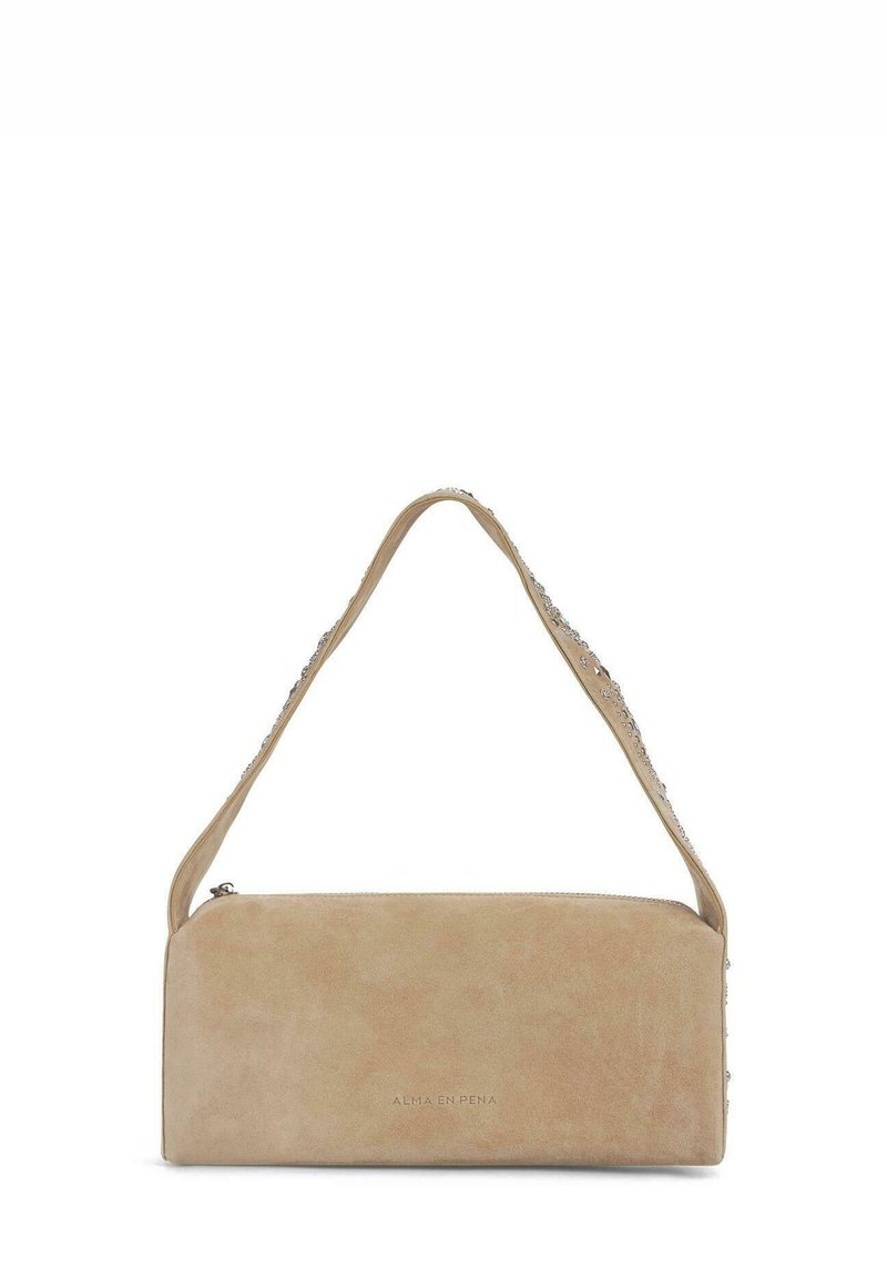 Bolso de ante beige con forma rectangular, cierre de cremallera y una correa decorativa que presenta acentos metálicos a lo largo de un lado.