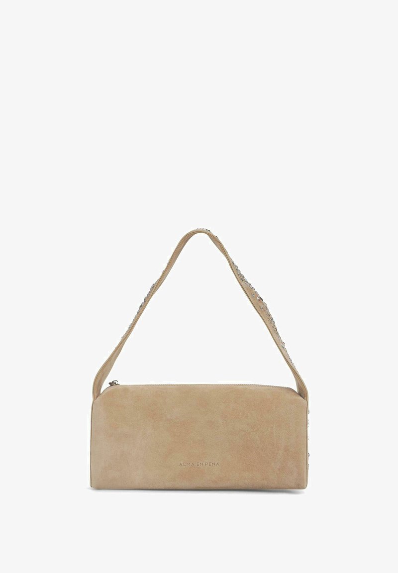 Bolso de ante beige con forma rectangular, cierre de cremallera y una correa decorativa que presenta acentos metálicos a lo largo de un lado.