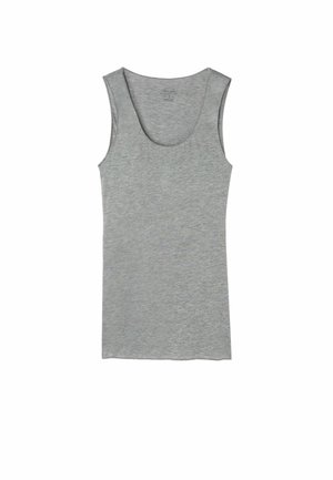 Grijze tanktop gemaakt van lichtgewicht stof. Heeft een ronde halslijn en een mouwloos ontwerp, met een soepele textuur en een minimalistische stijl.