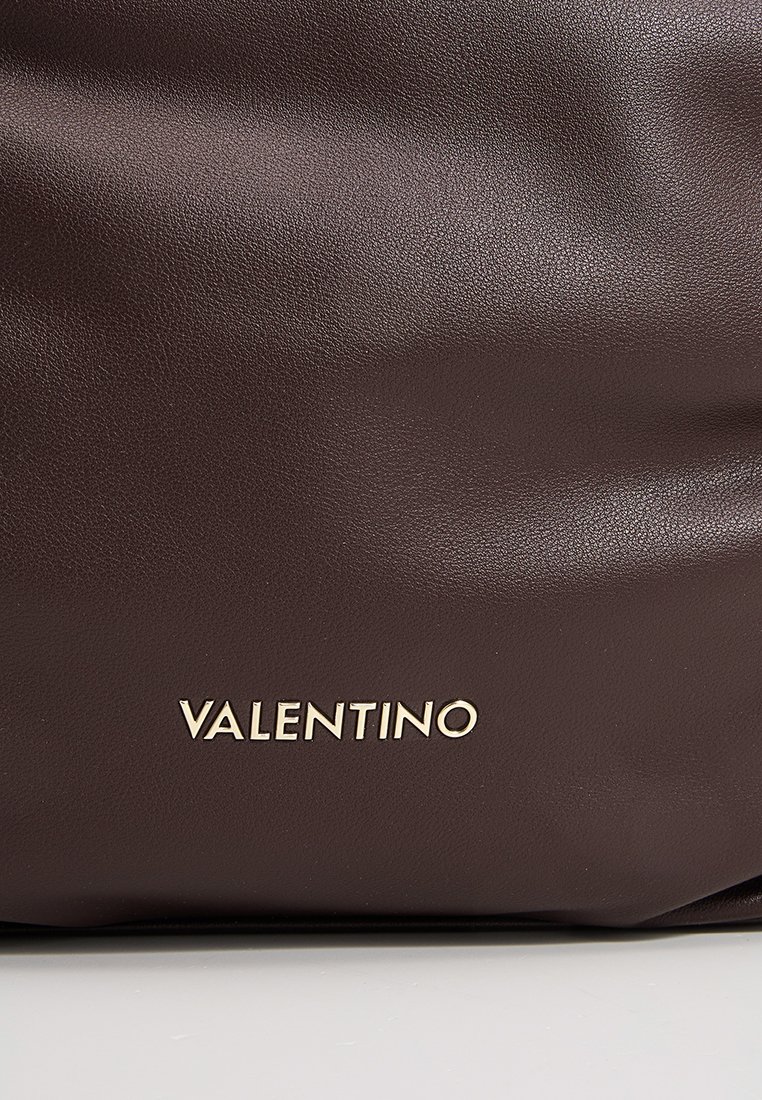 Sac en cuir brun avec une texture lisse et un logo "VALENTINO" en or. Le design est simple, sans motifs ou accents supplémentaires.