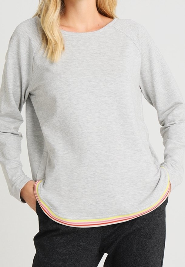 Top gris de manga larga con escote redondo y dobladillo de rayas multicolores. Tejido suave con un ajuste relajado y mangas raglán.