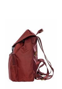 Zaino maroon con una finitura testurizzata, un cappuccio superiore, spallacci regolabili e una tasca laterale. Presenta dettagli in metallo dorato.