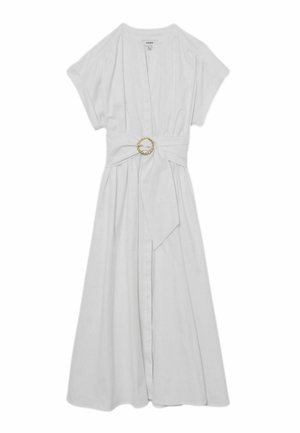 Valge midi-kleit lühikeste varrukatega, sügava V-kaelusega, lai vöö ja kuldse ümmarguse pandlaga, voolava A-lõikelise seelikuga.