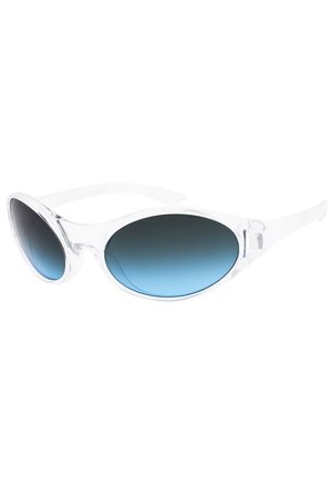 Gafas de sol de marco claro con forma ovalada alargada. Lentes degradados en azul, textura suave, hardware mínimo y sin patrones visibles.
