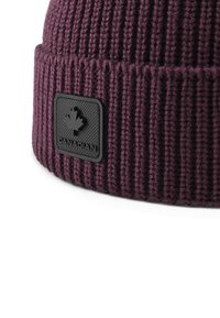 Beanie in magenta scuro, con un motivo a coste testurizzato e una patch rettangolare nera con una foglia d'acero e il testo "CANADIAN".