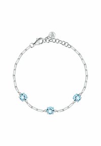Bracciale in argento con tre gemme rotonde di un blu chiaro, distribuite uniformemente lungo una catena a maglie, dotato di chiusura a moschettone e lunghezza regolabile.