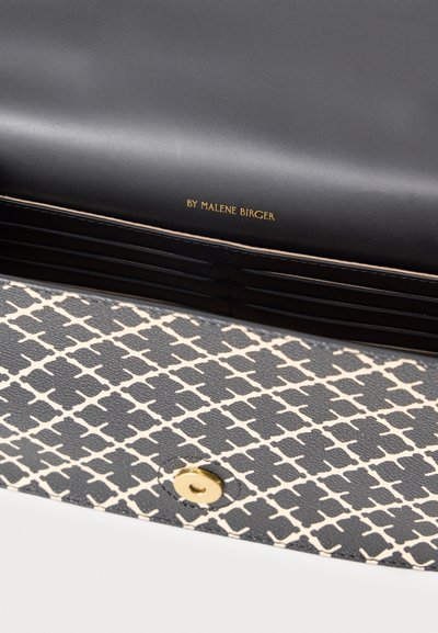 Μαύρο δερμάτινο πορτοφόλι με μπεζ εξωτερικό μέρος με γεωμετρικό σχέδιο. Κλείσιμο με χρυσό κουμπί και ανάγλυφο όνομα εμπορικού σήματος στο εσωτερικό.