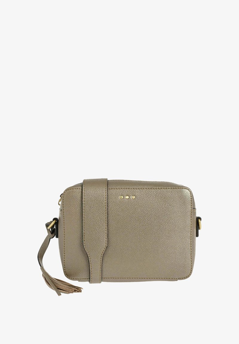 Sac en cuir taupe à bandoulière avec une large sangle, des quincailleries dorées et un détail en frange sur la tirette de la fermeture éclair.