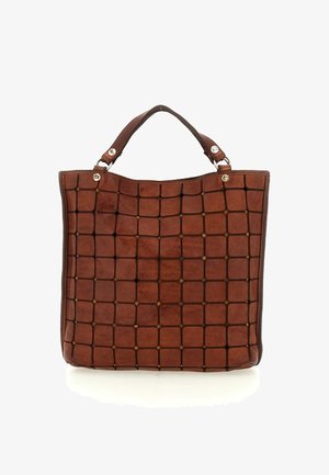 Borsa tote in pelle marrone con un motivo tessuto testurizzato, caratterizzata da un design a griglia quadrata e manici doppi con dettagli metallici.