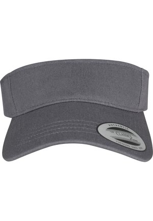 Casquette grise avec un large bord plat et un tissu texturé. Présente une étiquette ronde à l'avant avec les détails de la marque et des accents de couture.